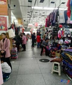 九龙小商品市场人气有多旺？停车场