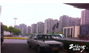 高架下的“免费停车场” 教练车违规停放的警示